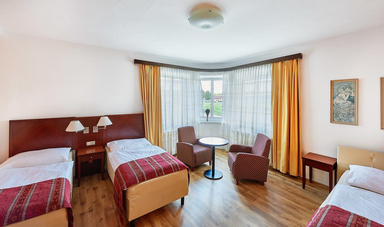Penzion Karolinka Hotel Kromeriz Bagian luar foto