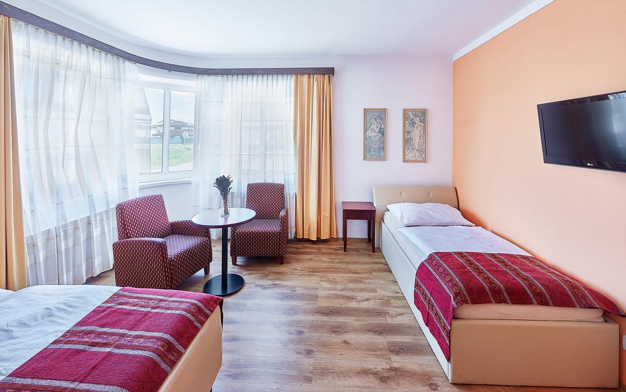 Penzion Karolinka Hotel Kromeriz Bagian luar foto